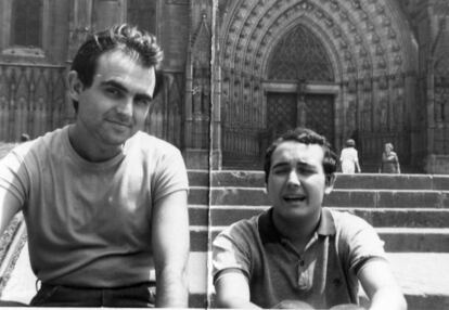 Ramón (Terenci Moix) y Vicente (Molina Foix) ante la catedral de Barcelona, en 1965.