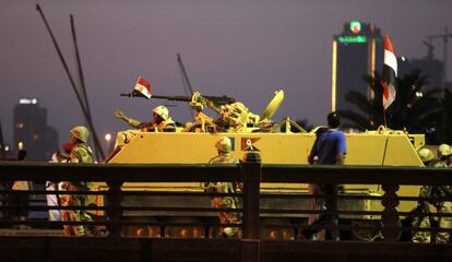 El ejército evacua el puente de Kasr el Nil, próximo al edificio de la Liga Árabe, para evitar que simpatizantes del presidente depuesto Mohamed Mursi lleguen a la plaza Tahrir de El Cairo, Egipto, el 5 de julio del 2013.