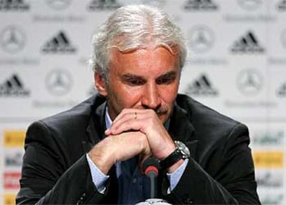 Rudi Völler, en la rueda de prensa en la que ha presentado su dimisión.