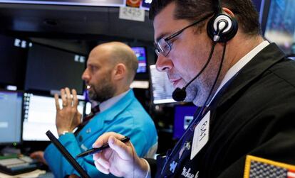 Agentes de bolsa trabajan en el piso de la Bolsa de Valores de Nueva York (Estados Unidos).