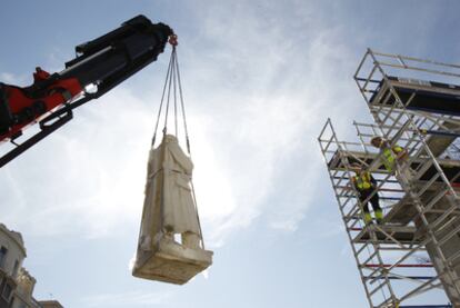 Colocación de la estatua de Agustín de Argüelles en la confluencia del paseo Rosales con Ferraz, su nueva ubicación.