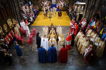 Vista general de la coronación en la abadía de Westminster. En la imagen, Carlos III aparece sentado en la silla de San Eduardo o Silla de la Coronación, en la que los monarcas británicos han sido oficialmente proclamados desde el siglo XIV.