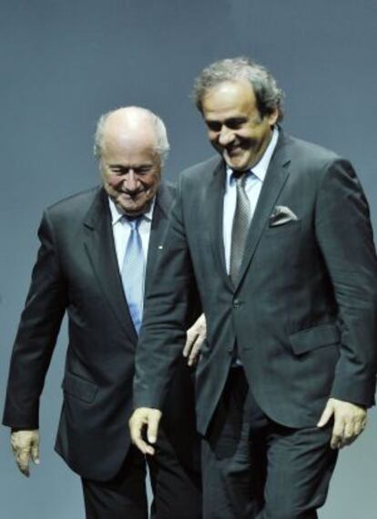 Michel Platini, presidente de la UEFA, con su homólogo en la FIFA, Joseph Blatter.