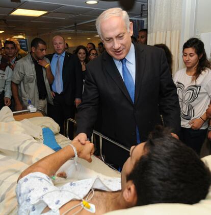 El primer ministro israelí, Benajamín Netanyahu, visita a un soldado herido durante el asalto a la flotilla que iba a Gaza