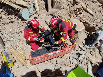 Dos miembros de la UME trabajan sobre los escombros de una vivienda derruida en Anougal (Marruecos) este lunes.