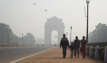 La bruma rodea al India Gate, el monumento más famoso de Nueva Delhi, casi todas las mañanas.