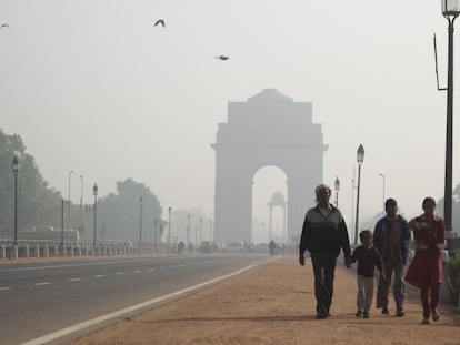 La bruma rodea al India Gate, el monumento más famoso de Nueva Delhi, casi todas las mañanas.