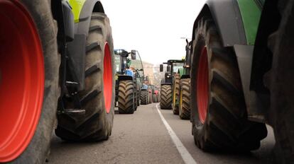 Dos filas de tractores recorren las calles de Toledo, durante la manifestación de agricultores y ganaderos de este martes. 