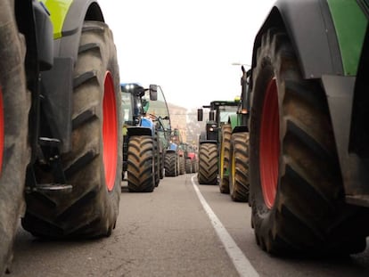 Dos filas de tractores recorren las calles de Toledo, durante la manifestación de agricultores y ganaderos de este martes. 