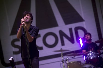 El cantante de la banda "Second", Sean Frutos, durante el concierto ofrecido en el escenario principal del Festival Arenal Sound de la localidad castellonense de Brurriana.