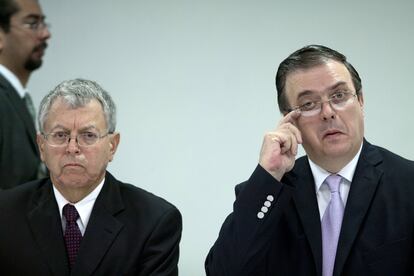 Manuel Camacho Solís y Marcelo Ebrard Casaubon en el Senado de la República, en 2014.