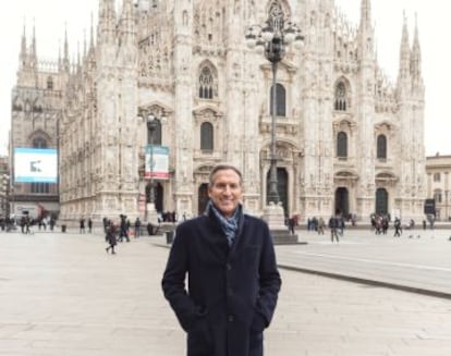 Howard Schultz ante el Duomo de Milán