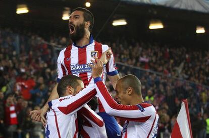 Arda Turan celebra un gol del Atl&eacute;tico con Mario Su&aacute;rez y Miranda.