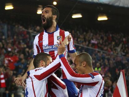 Arda Turan celebra un gol del Atl&eacute;tico con Mario Su&aacute;rez y Miranda.