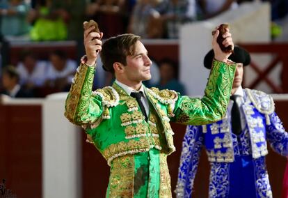 José Fernando Molina pasea las dos orejas del quinto novillo.