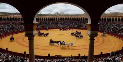 Horse-drawn carriages participate in the XXXIII 