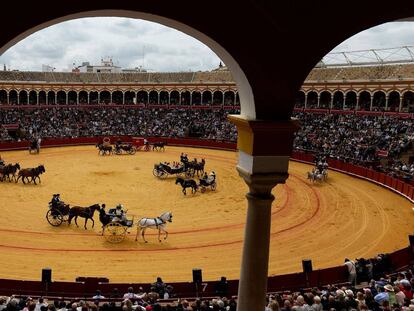 Horse-drawn carriages participate in the XXXIII 