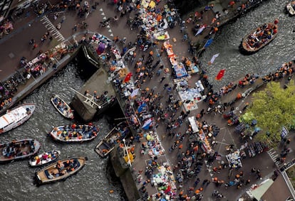 Vista aérea de una calle de Ámsterdam donde se celebra la investidura del rey Guillermo de Holanda.