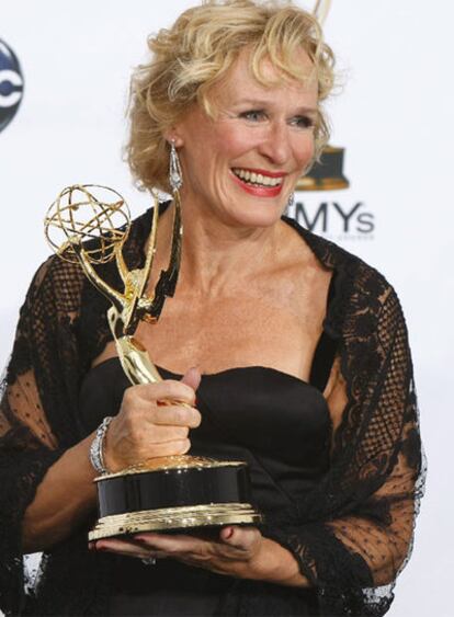 Glenn Close posa sonriente con su Emmy a la mejor actriz dramática.