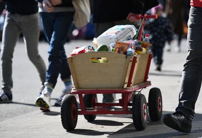 Carrito con alimentos en un mercado de Berlín