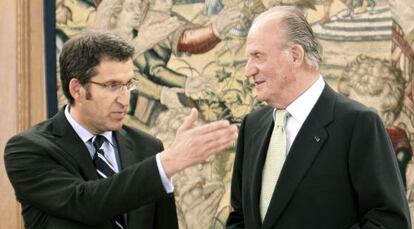 Feijóo (izquierda) con el rey Juan Carlos, en abril de 2009