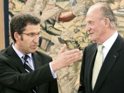 Feijóo (izquierda) con el rey Juan Carlos, en abril de 2009