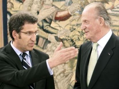 Feijóo (izquierda) con el rey Juan Carlos, en abril de 2009