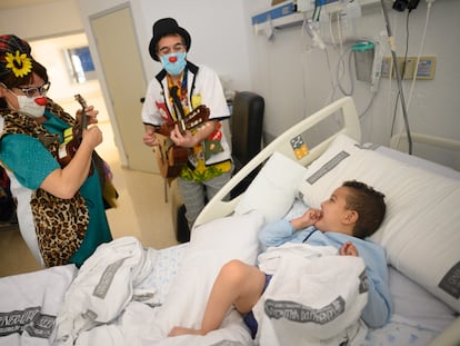 Dos integrantes de Payasosospital durante una visita en el Hospital Doctor Peset de Valencia.