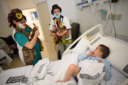 Dos integrantes de Payasosospital durante una visita en el Hospital Doctor Peset de Valencia.