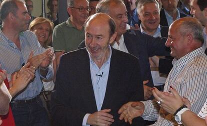 Rubalcaba saluda a los militantes del PSOE en Santiago de Compostela.