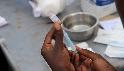 Una médico se prepara para administrar una vacuna contra la meningitis.