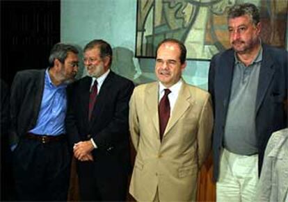 Méndez, Ibarra, Chaves y Fidalgo (de izquierda a derecha), en su encuentro de ayer, lunes 20 de mayo de 2002, en Sevilla.
