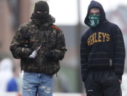 J&oacute;venes con c&oacute;cteles molotov en Lurgan, al suroeste de Belfast, en 2009.