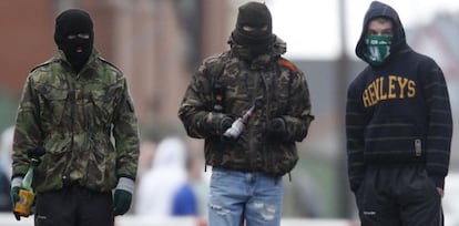 Jóvenes con cócteles molotov en Lurgan, al suroeste de Belfast, en 2009.