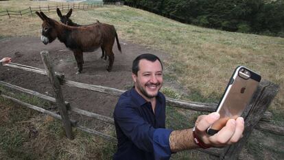 Salvini, ministro de Interior italiano, se hace un selfie en una granja que fue confiscada a la mafia italiana en 2007. 