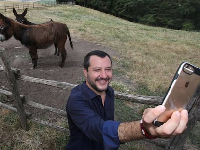 Salvini, ministro de Interior italiano, se hace un selfie en una granja que fue confiscada a la mafia italiana en 2007. 