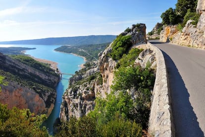 Hay varias carreteras para aproximarse a las paredes del Verdón, una de las gargantas más bonitas de Europa por su vegetación y sus aguas azul turquesa. Pero los conductores coinciden en que la D23, la Route des Cretes, es la más espectacular: 23 kilómetros empinados, estrechos y no siempre con quita-miedos, no aptos para cardiacos aunque dicen los vecinos que no es una vía con demasiados accidentes. Las vistas son épicas y con un poco de suerte se pueden ver enormes buitres sobrevolando la zona.