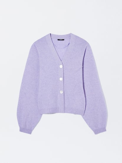 If you are looking for a cardigan similar to Sindlev’s, take a look at this one in purple cashmere, which bears the Parfois label. €99.99/$189.99