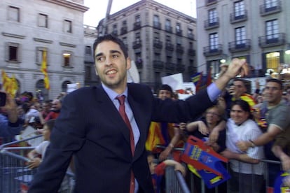 Juan Carlos Navarro, del Barça del baloncesto se dirige a celebrar la conquista de la Copa de Europa en la plaça de Sant Jaume de Barcelona, el 12 de mayo de 2003.