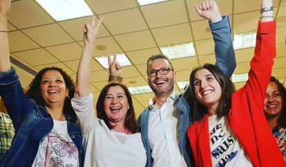 Los militantes socialistas celebran la victoria electoral en la madrugada de este lunes. 