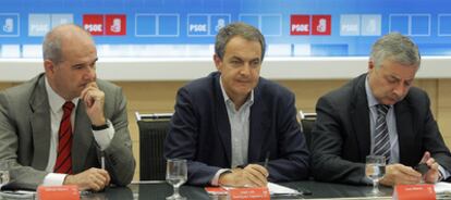 Manuel Chaves, José Luis Rodríguez Zapatero y José Blanco, al comienzo de la reunión de ayer en la sede del PSOE.