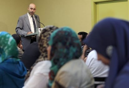 Noureddin Ziani durante un curso de formación de imanes.