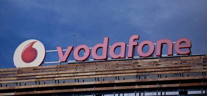 Imagen de un logotipo de Vodafone en Madrid.