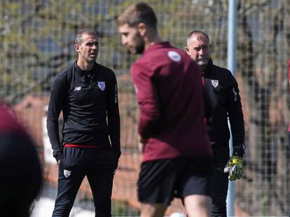 Gaizka Garitano, a la izquierda, durante un entrenamiento del Athletic.