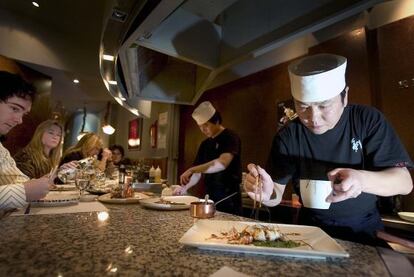 Moliner fa de Balzacpostmodern i viatja per restaurants ètnics, com aquest japonès.