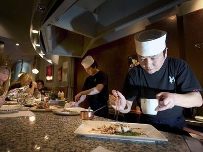 Moliner fa de Balzacpostmodern i viatja per restaurants ètnics, com aquest japonès.