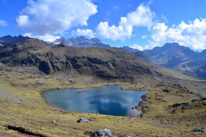 Uno de los lagos por los que se pasa en el recorrido a pie que transcurre entre las montañas, a 4.000 metros de altura, por el Valle Sagrado. Al fondo, los picos rojizos delatan que allí hubo un glaciar que desapareció.
