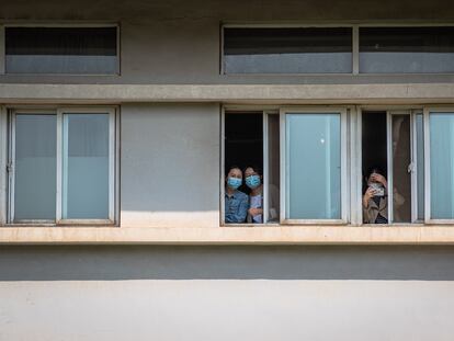 Un grupo de mujeres con mascarilla mira desde el hospital Jinjiantang de Wuhan.