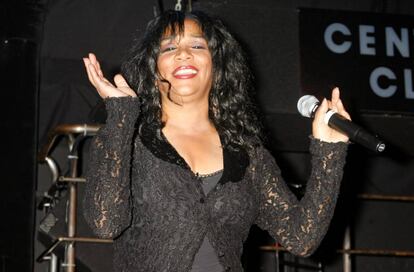 Joni Sledge interpreta &#039;We Are Family&#039; en el lanzamiento en 2006 en Los &Aacute;ngeles de un disco cuyos beneficios fueron para las v&iacute;ctimas del hurac&aacute;n Katrina.