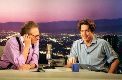 Hugh Grant, convertido en una gran estrella, charla con Larry King en 1995.